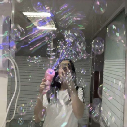 双人闺蜜头像来啦！14张拿泡泡机的女生高清头像合集