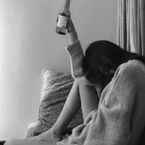 女生喝酒丧系颓废头像合集 27张任你选