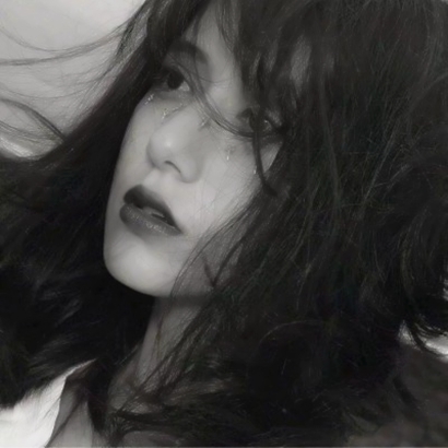 12张氛围感拉满的黑白高清女生头像 带着淡淡的灰色心情