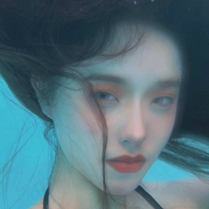 9张高清水中露脸女生头像 氛围感拉满的唯美女头合集