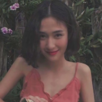 超火的抖音网红女生头像合集，一共18张高清无水印图片，适合用作社交平台头像使用。