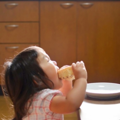 17张女生搞怪萌娃微信头像合集