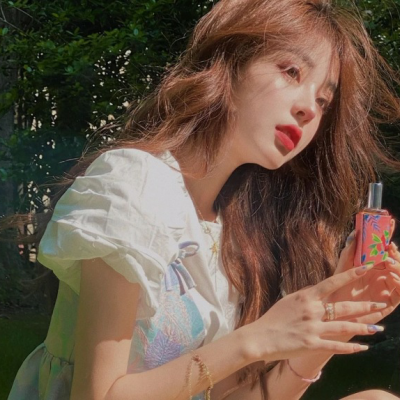 超有氛围感的女生真人头像合集，共12张