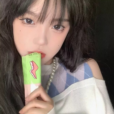女生头像个性简约干净清新真人图集（共13张）