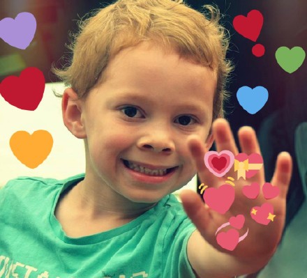 假笑男孩Gavin爱心表情包合集