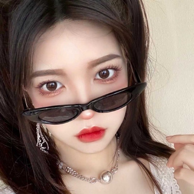 最新款个性女生头像来啦！共8张风格独特的女生头像合集，由小脸头像网更新发布，可供用户直接取用。