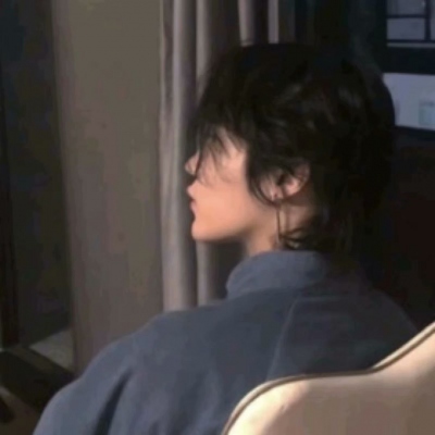 8张ins小众冷淡风真人女生头像合集