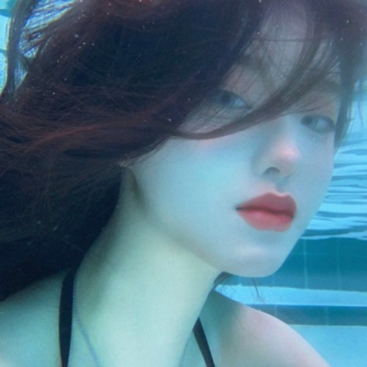 9张高清水中露脸女生头像 氛围感拉满的唯美女头合集