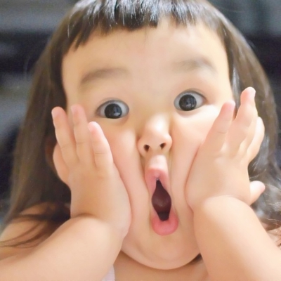 17张女生搞怪萌娃微信头像合集