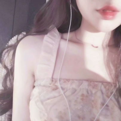 露锁骨穿吊带的不露脸女头 28张性感锁骨露肩女生头像