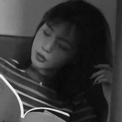 26张高清港风复古黑白女生头像，氛围感拉满