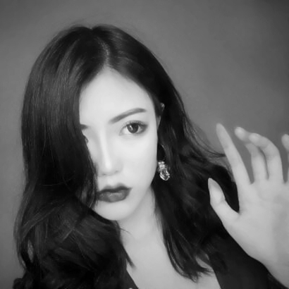 女生黑白微信头像合集 15张高清好看的美女头像