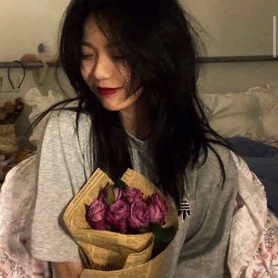 15张治愈感拉满的捧花女孩清新头像｜女生头像合集