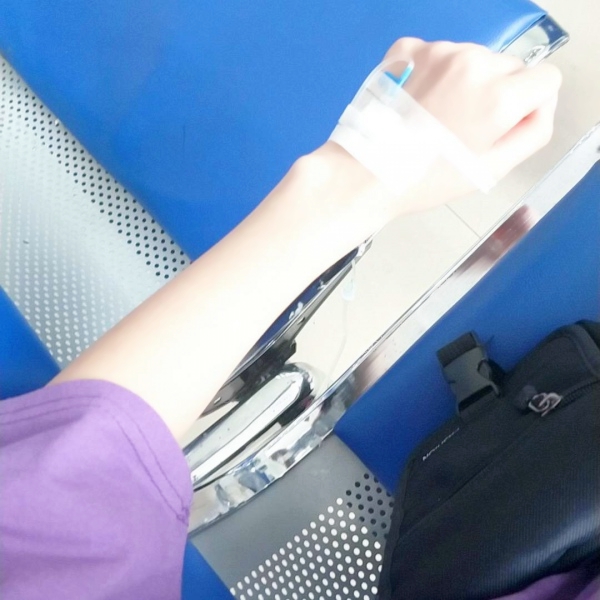 女生输液好看手背头像合集 9张超清病房吊针手部素材