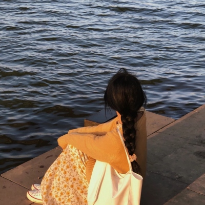 女生不露脸唯美背影真人头像（14张）