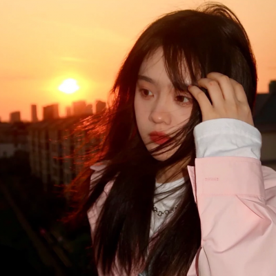 11张氛围感拉满的真人小姐姐网图头像 超好看女生头像来啦