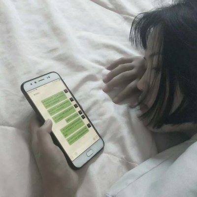 女生玩手机背影头像合集 17张高清微信女头