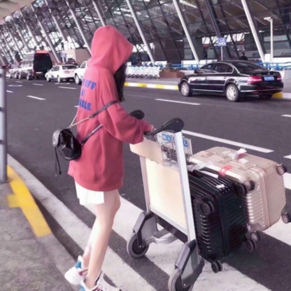 女生微信头像免费下载合集来啦！这里整理了16张适合用作微信头像的女生头像，涵盖多种风格可供挑选。