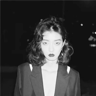 10张高清霸气冷酷黑白女生头像合集