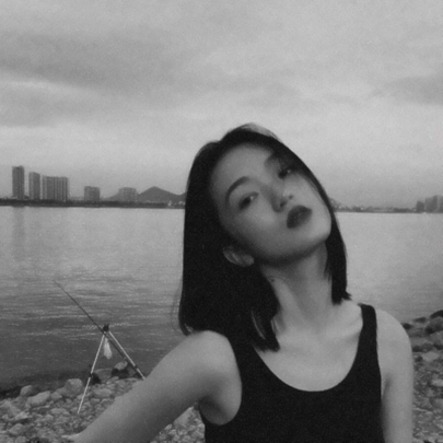 10张高清黑白女头像！网红社会风丧系头像合集