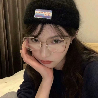 8张ins小众冷淡风真人女生头像合集