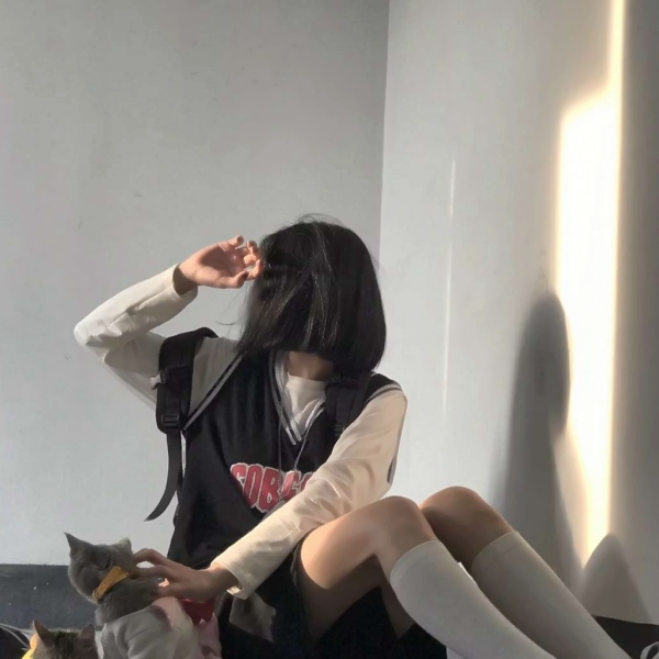 抱着猫不露脸的侧面女生头像 14张高清最新图