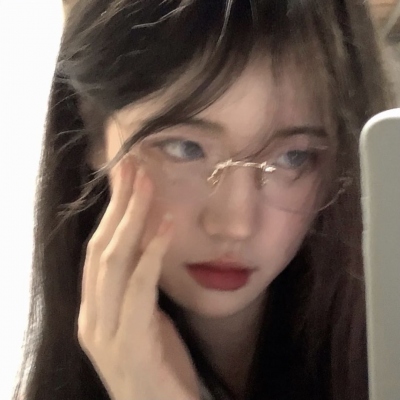 8张ins小众冷淡风真人女生头像合集