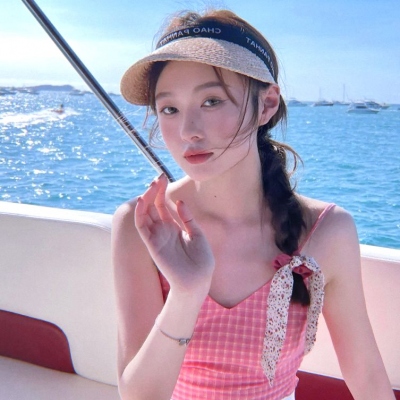 气质干净感拉满的女生头像合集，共16张