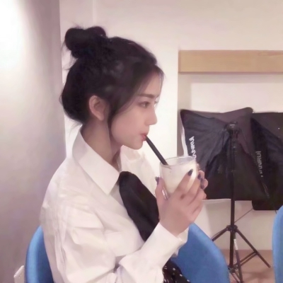 23张高清韩国女生微信头像 好看又百搭