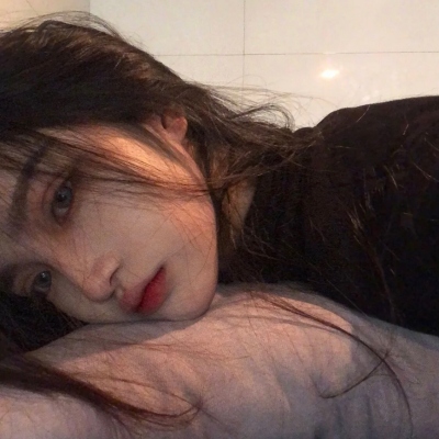 10张氛围感拉满的丧系女生真人伤感头像