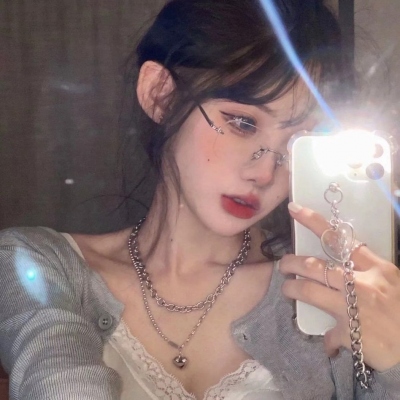 当下超火的真人女生头像合集 共20张
