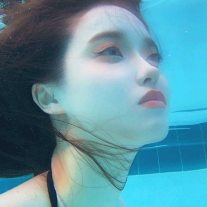 9张高清水中露脸女生头像 氛围感拉满的唯美女头合集