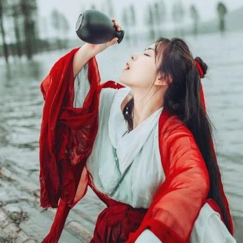 女生手拿杯子的头像合集来啦，共22张