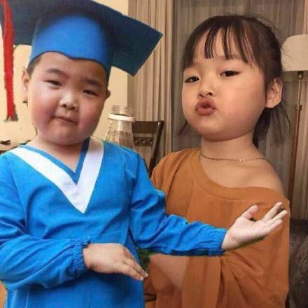 权律二和表情包顶流的P图合影火了