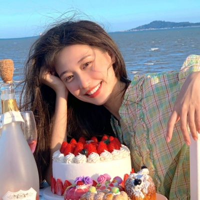 像草莓蛋糕一样甜！同一女生的6张海边头像合集