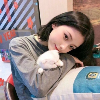 女生抱猫咪QQ头像合集！10张高清好看的真人头像图