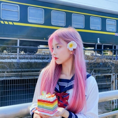 12张氛围感拉满的染发女生头像 又美又时髦