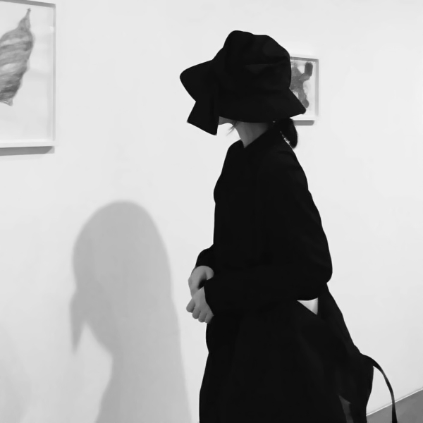 女生冷酷背影黑白伤感头像合集 10张超清精选