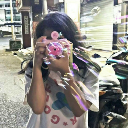 微信闺蜜头像来啦！10张高清玩泡泡机的女生双人头像