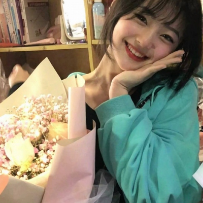 手拿鲜花不露脸的女生头像合集（10张）