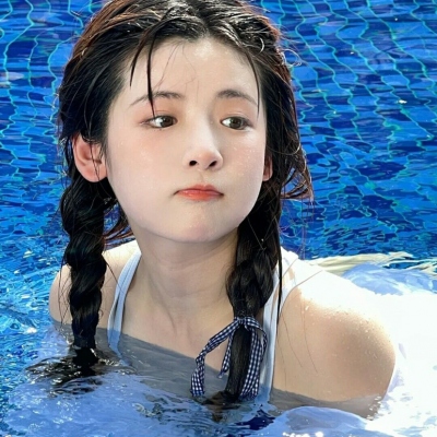 7张清新感拉满的蓝色系真人女生头像来啦