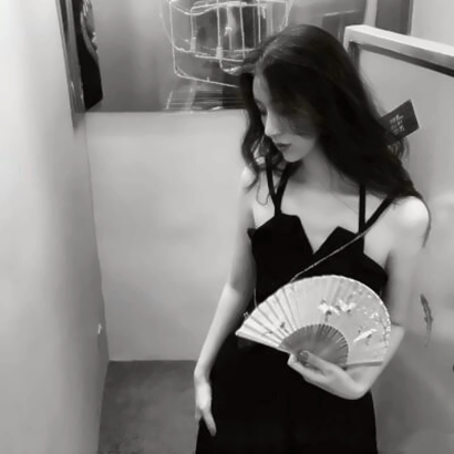 女生黑白微信头像合集 15张高清好看的美女头像