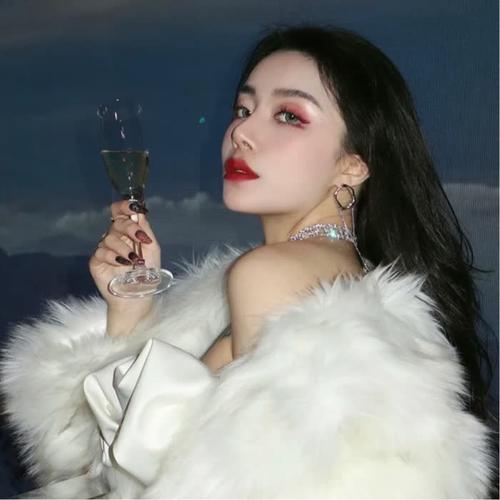 女生手拿杯子的头像合集来啦，共22张