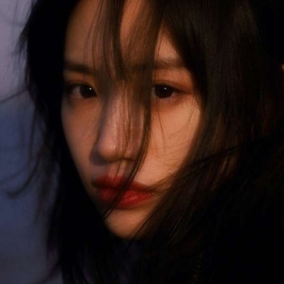 10张氛围感拉满的丧系女生真人伤感头像