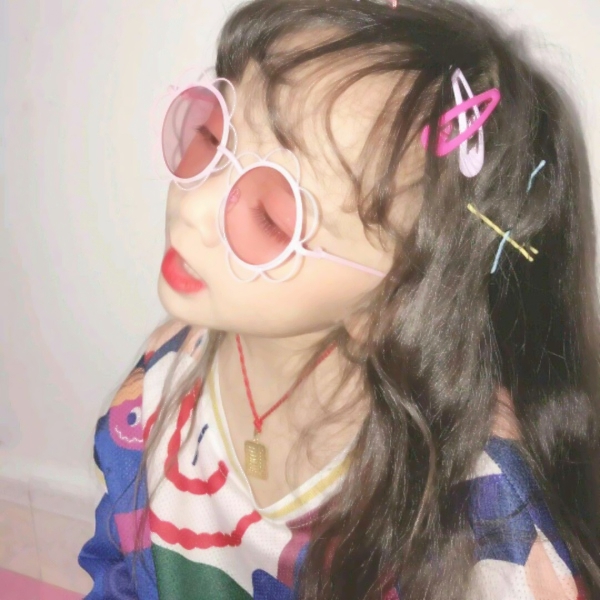 16张可爱小女孩闺蜜头像 高清好看的女生头像素材合集