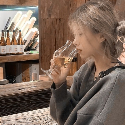 10张氛围感拉满的丧系女生真人伤感头像