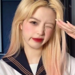 最新高清女生微信头像来了，共9张精选图