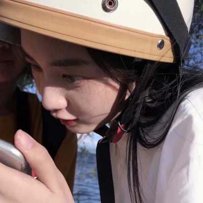 8张清新感女生骑摩托真人微信头像分享