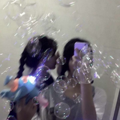 双人闺蜜头像来啦！14张拿泡泡机的女生高清头像合集