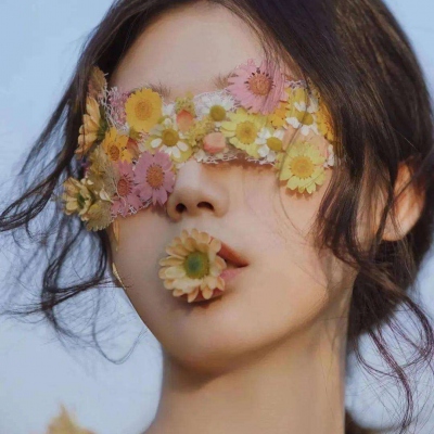 小脸头像网更新17张唯美女生人物头像合集